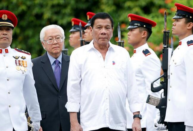 菲律宾总统杜特尔特在新加坡总统陈庆炎会面