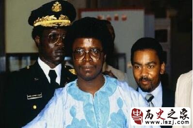 利比里亚第二十一任总统多伊进行残暴统治 39岁被叛军虐待而死
