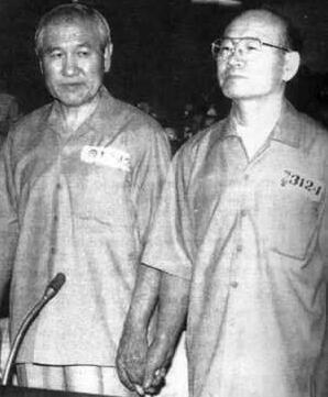 韩国前总统全斗焕和卢泰愚携手出庭受审 金泳三发布特赦令