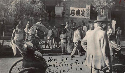 【组图】民国时期的北京街头景观：1920年在北京街头的外国人