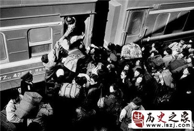 历史罕见老照片：火车上的人生百态 给女乘客把脉的方丈