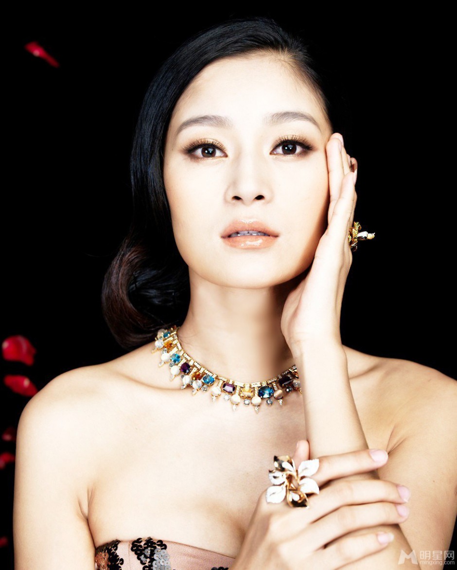 中国漂亮女星王媛可秀性感事业线