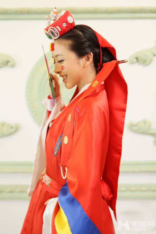 中国内地女星黄小蕾温柔韩式婚纱写真照