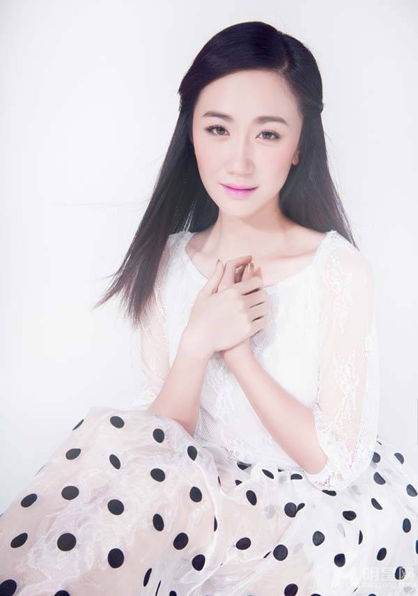 演员司珂华清新写真出炉