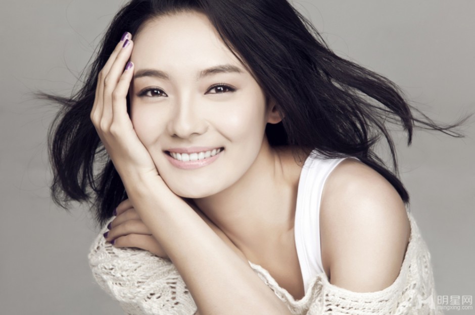 明星林源甜美清新时尚写真