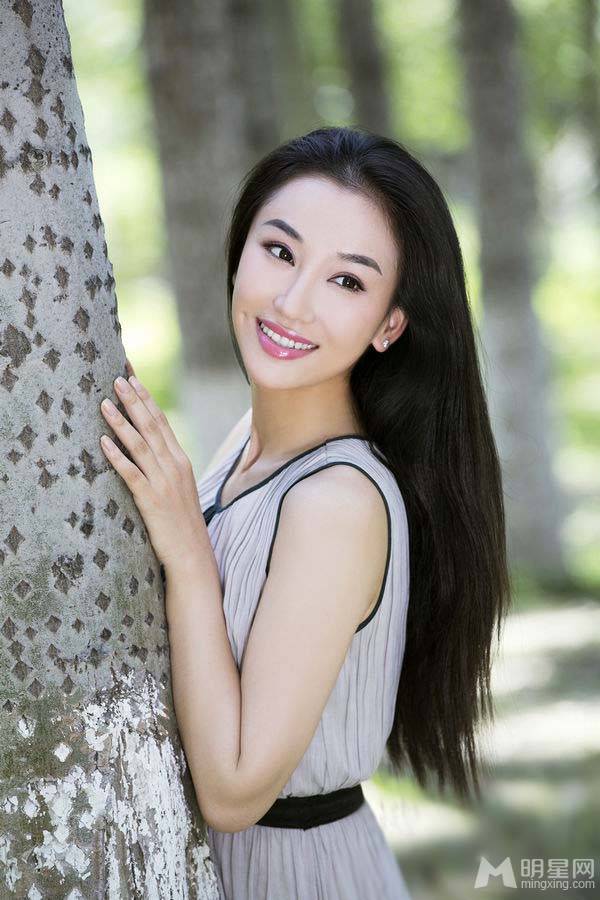 中国清新气质女星朱子岩初秋户外写真