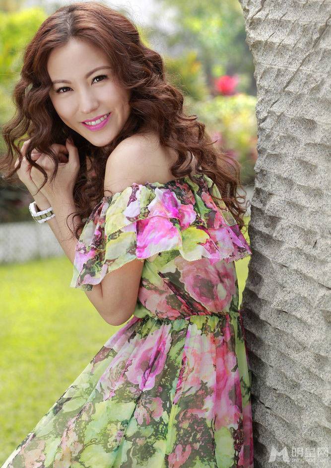 知性气质美女刘心悠碎花裙迷人写真