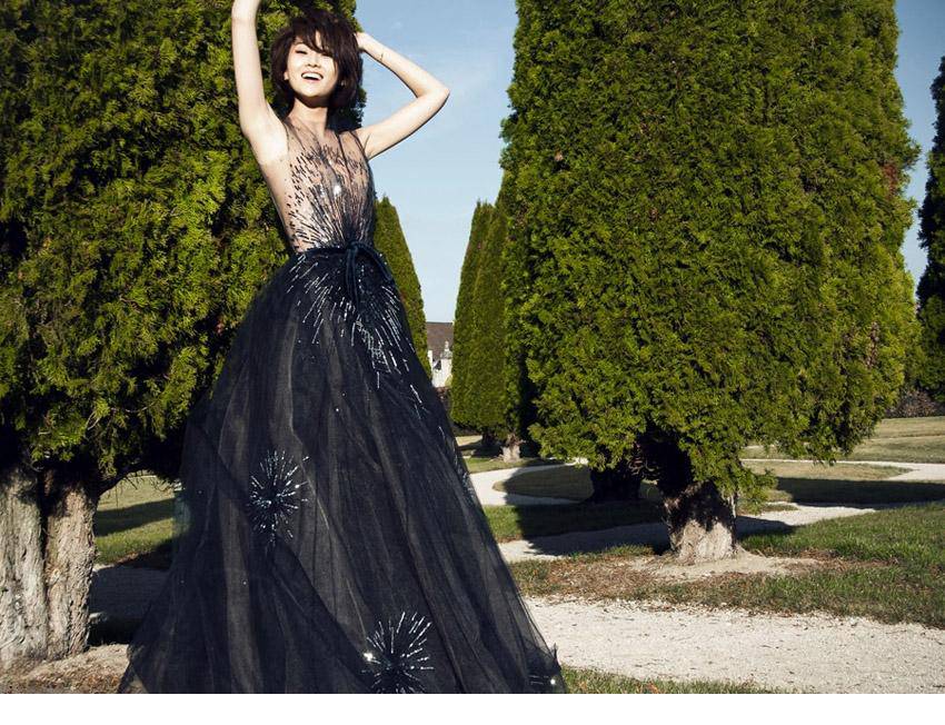 林鹏穿法式礼服性感裸背图