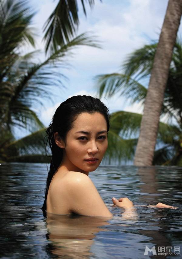 大陆性感女星许晴大尺度泳池湿身裸背写真