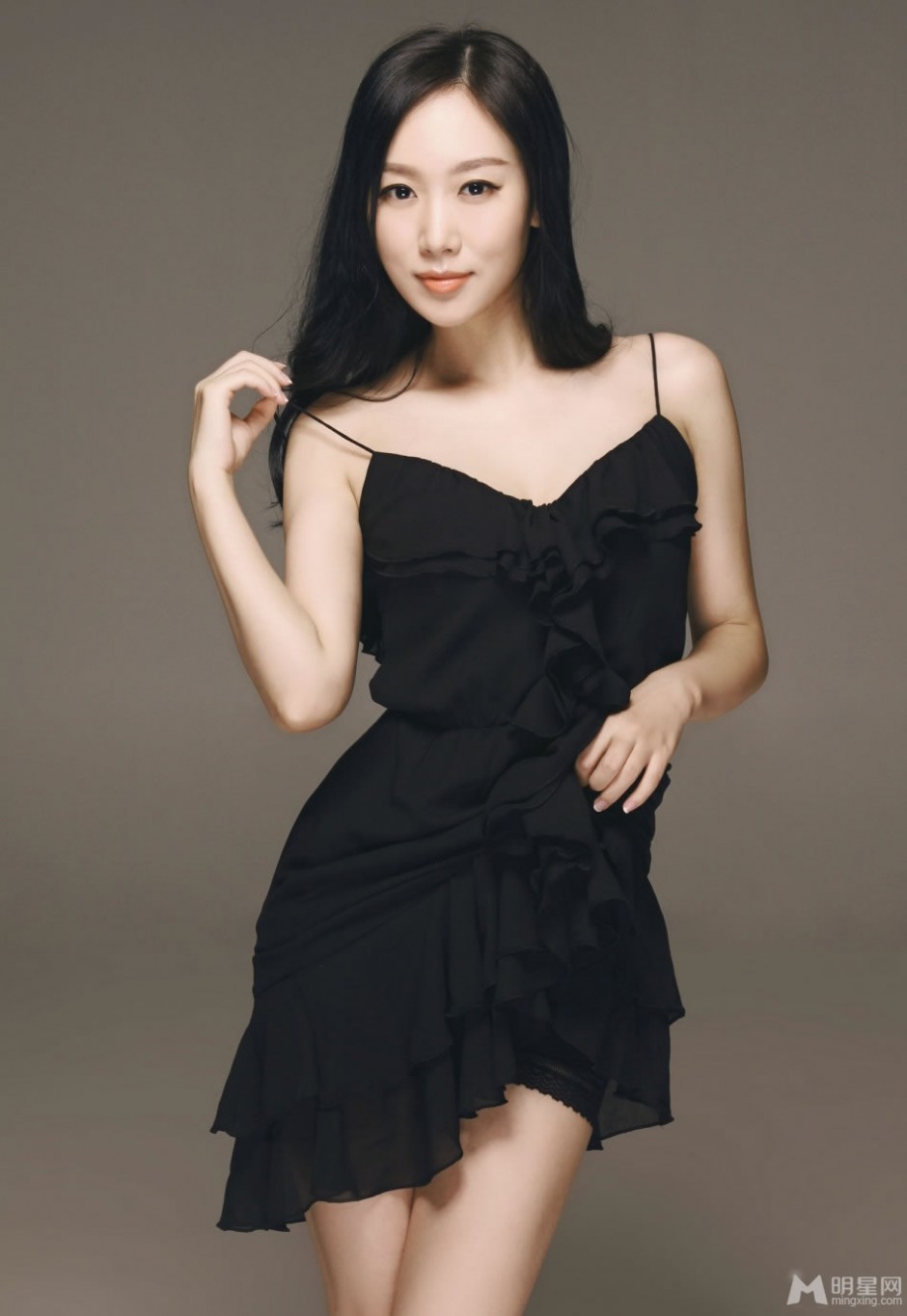 美女明星刘一缇性感吊带裙写真