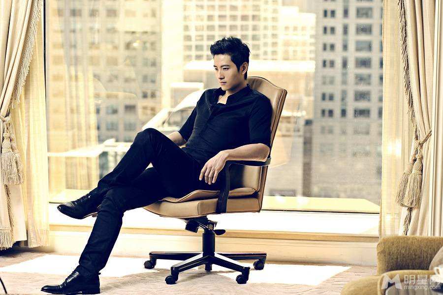 中国时尚男星张峻宁俊美写真照