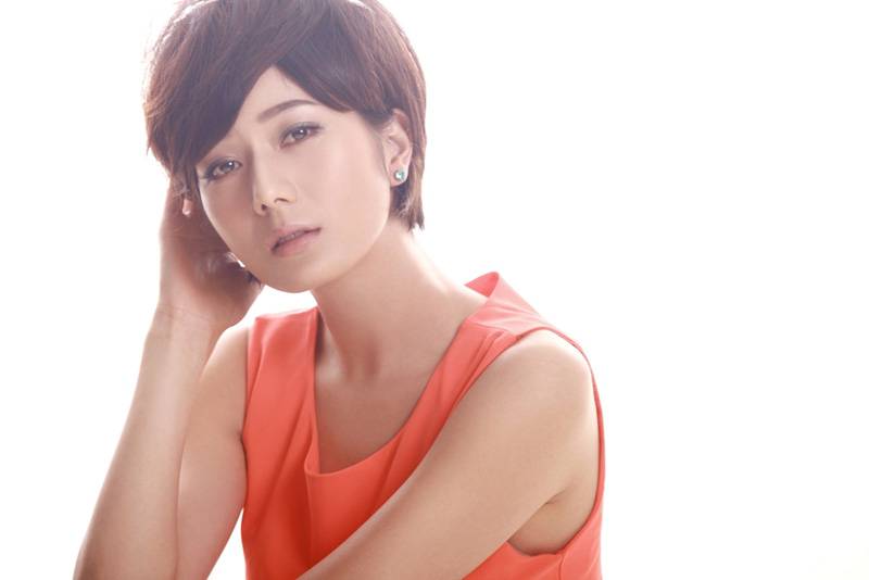 著名女演员彭杨优雅知性写真照