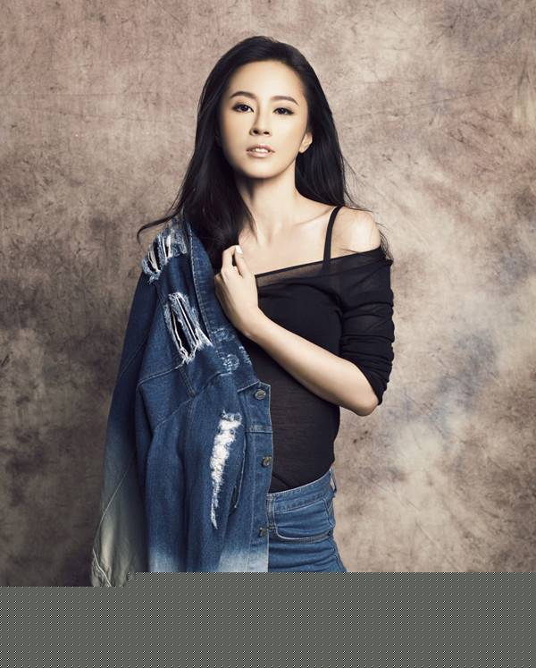 香港漂亮女明星傅颖写真小露香肩
