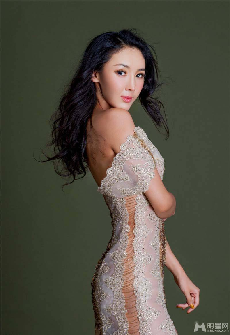阿�那性感露背长裙图片写真