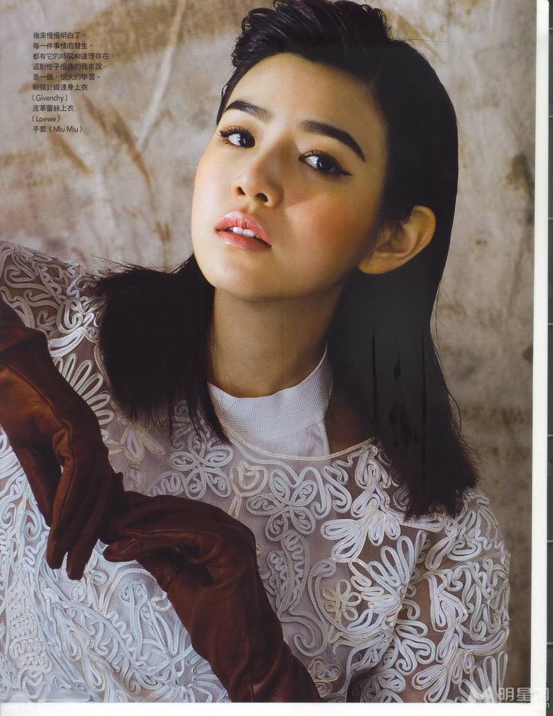 陈晓女朋友陈妍希白衣装扮全新写真