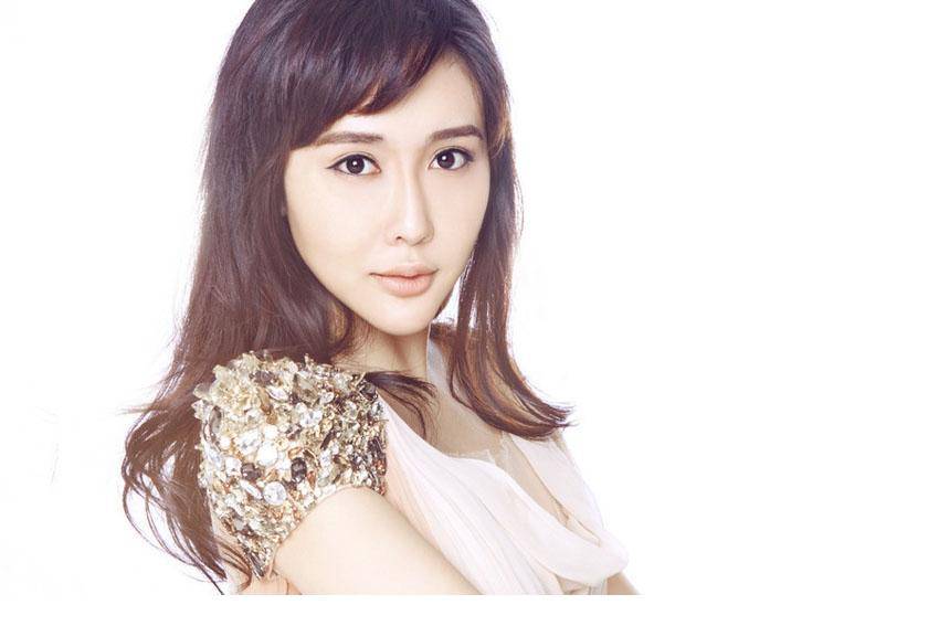 90后漂亮女星陈美行深V性感诱惑写真
