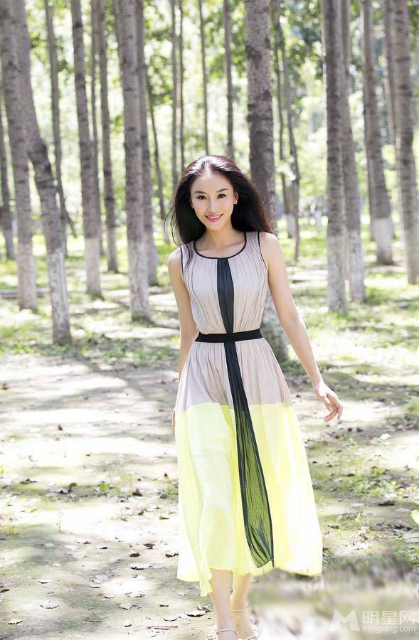 中国清新气质女星朱子岩初秋户外写真