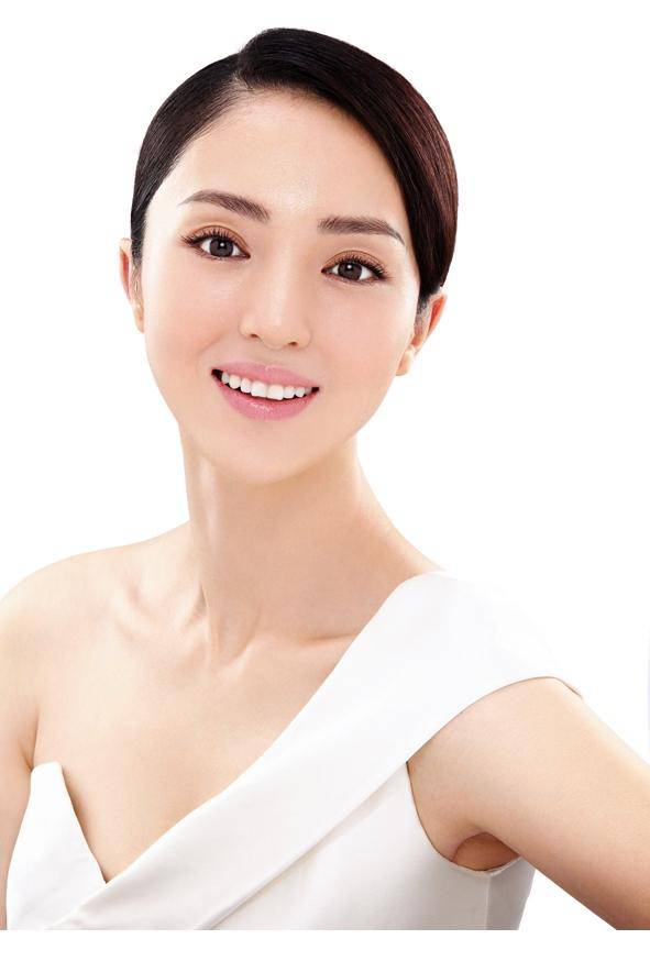 电影演员董璇微露香肩锁骨