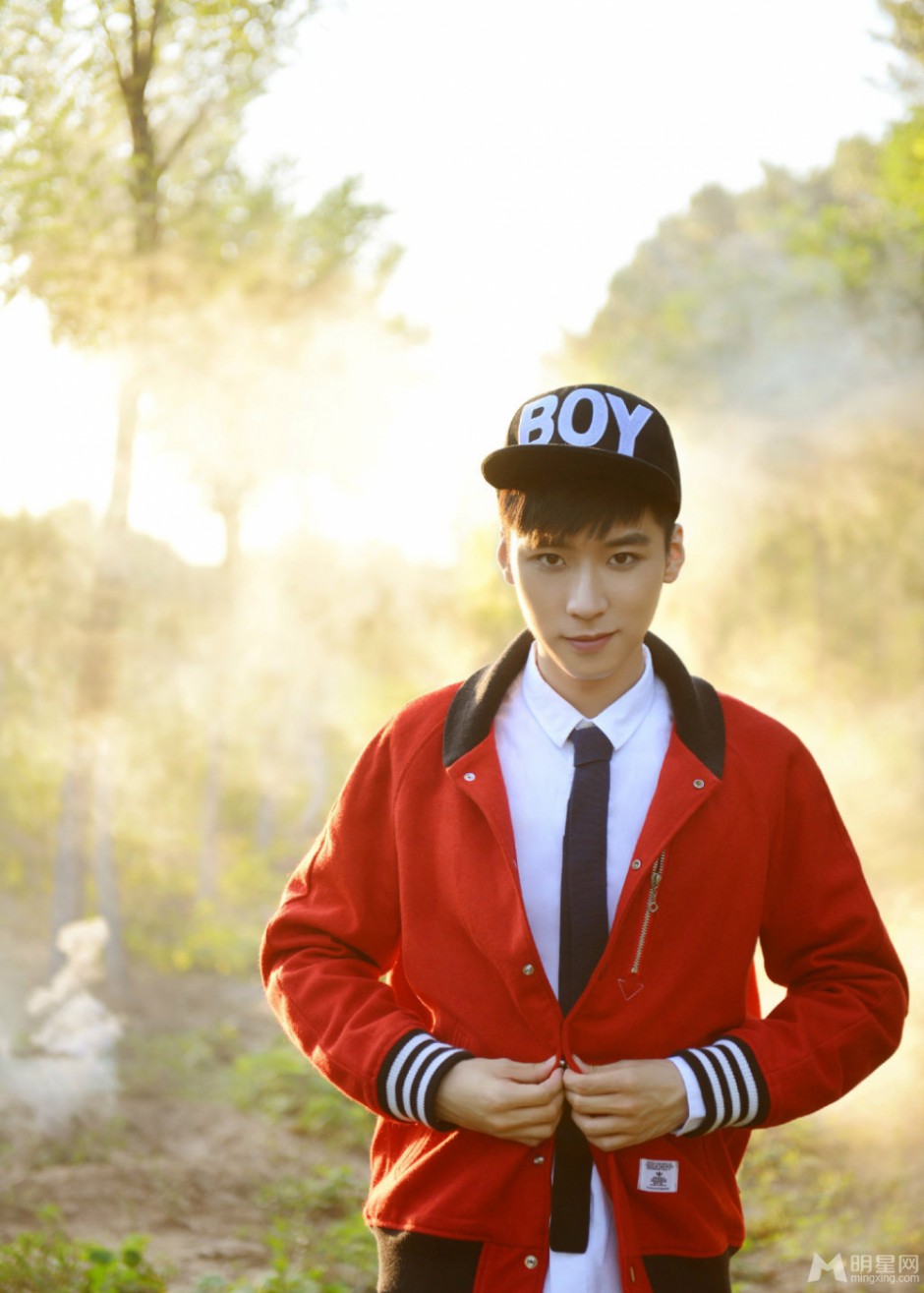 中国90后男歌手帅哥尽显青春活力