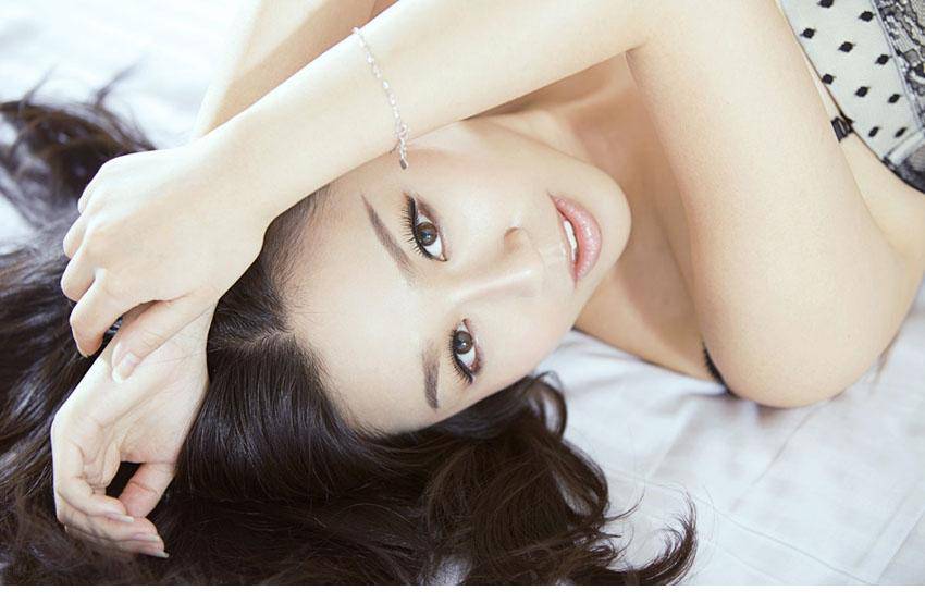 女明星梁艺馨蕾丝内衣诱惑写真