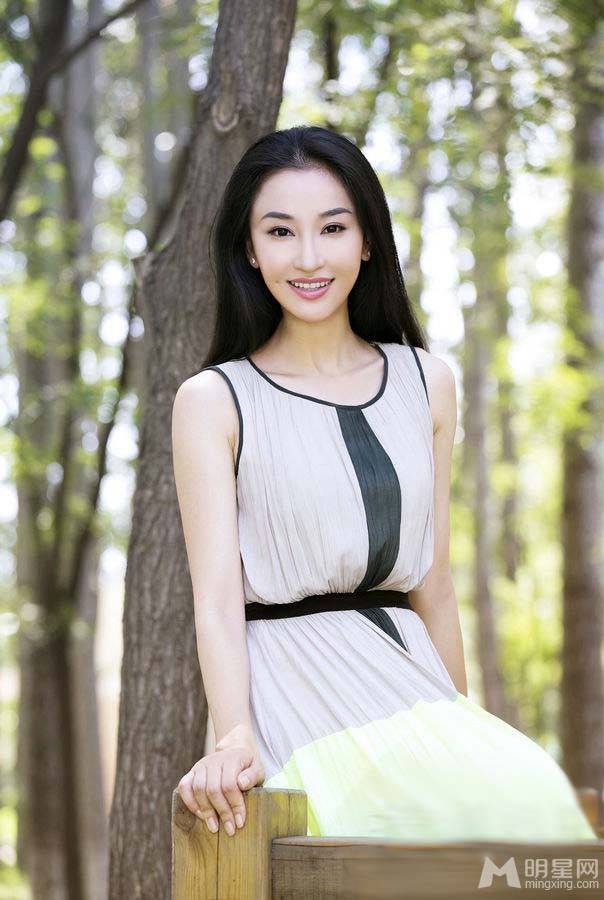 中国清新气质女星朱子岩初秋户外写真