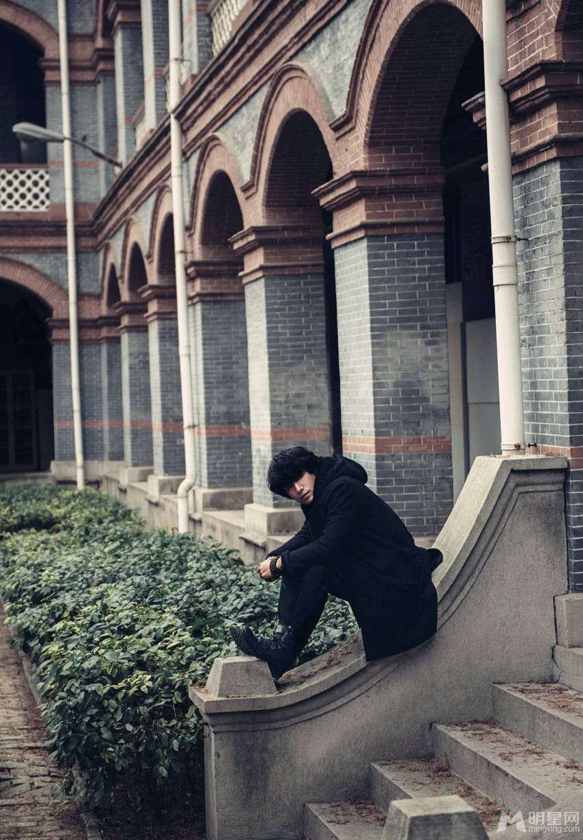 演员张晓晨时尚冷峻写真图片