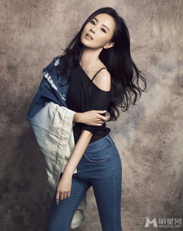 香港漂亮女明星傅颖写真小露香肩