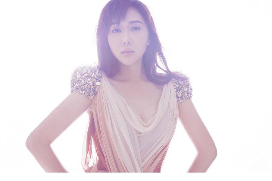 90后漂亮女星陈美行深V性感诱惑写真