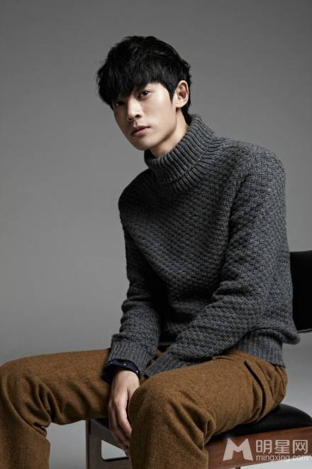 韩国帅气男明星郑俊英冬装写真图片