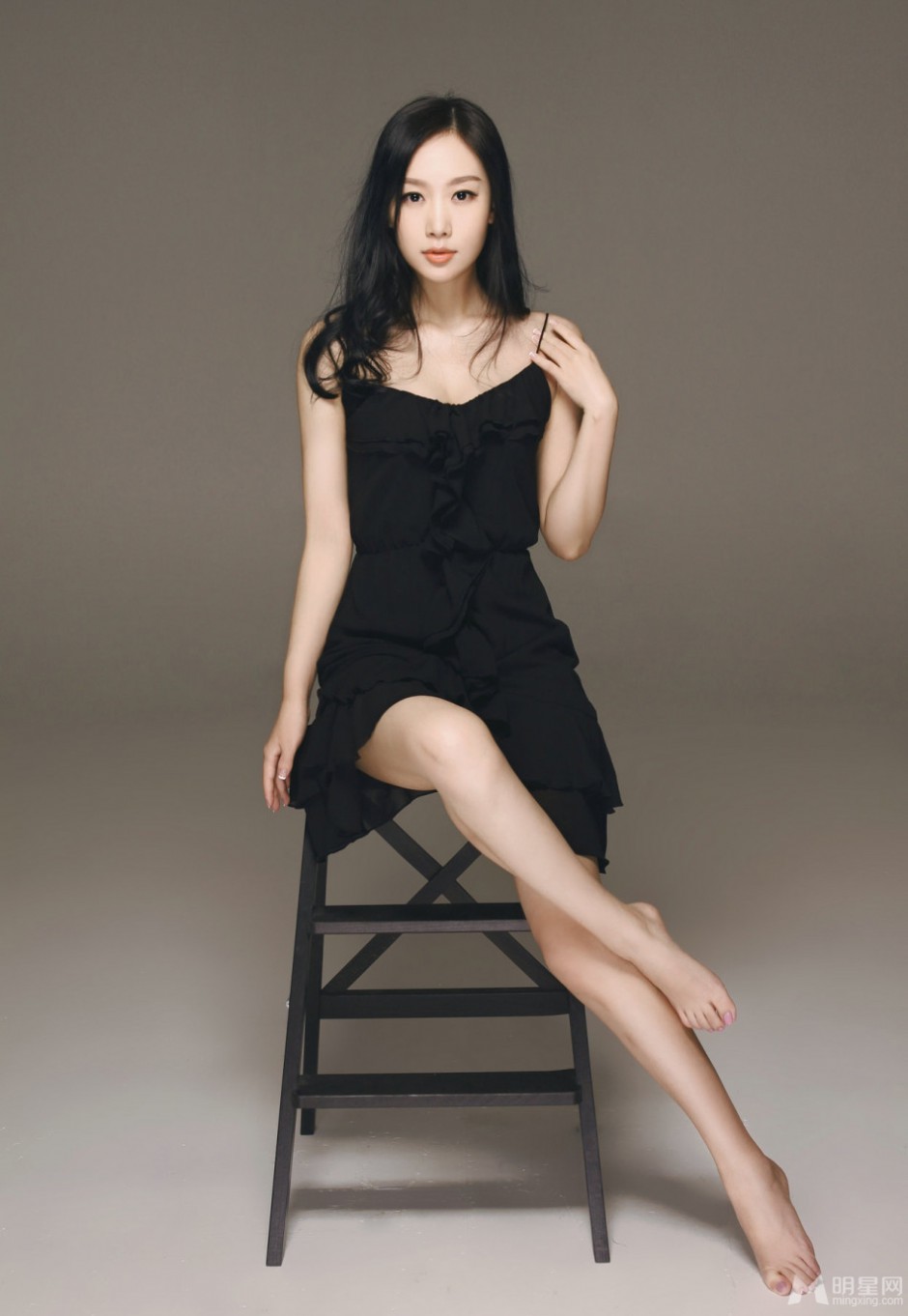 美女明星刘一缇性感吊带裙写真