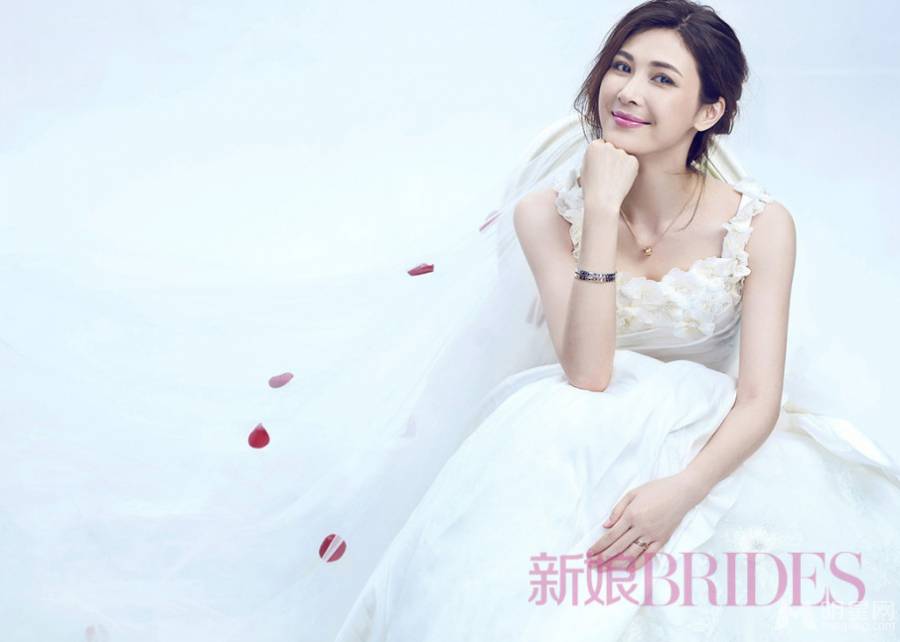 影视演员童蕾披婚纱写真幸福洋溢