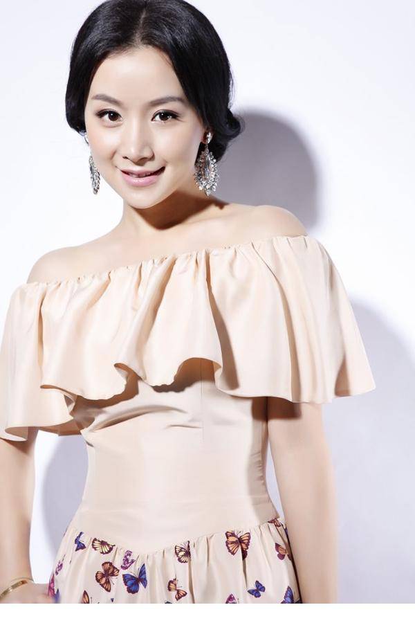 时尚美女明星姚芊羽小露香肩图片