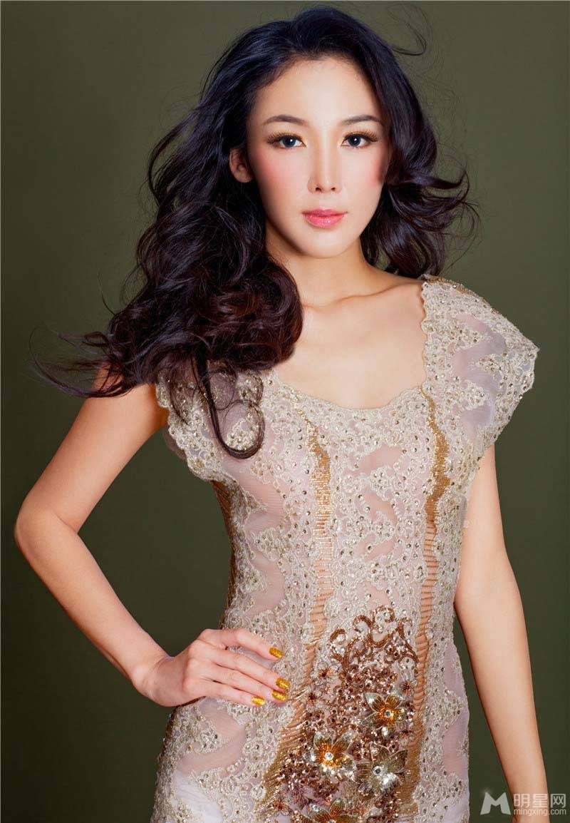 阿�那性感露背长裙图片写真