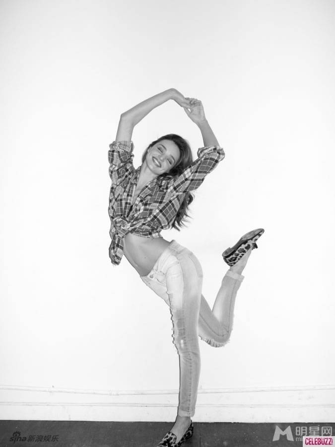 国际超模米兰达・可儿素颜黑白性感图片