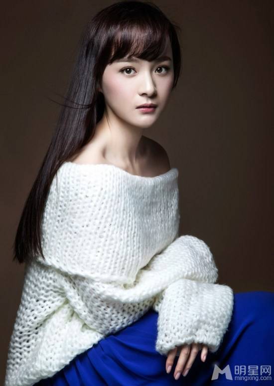北影学霸校花李依伊小露香肩性感迷人