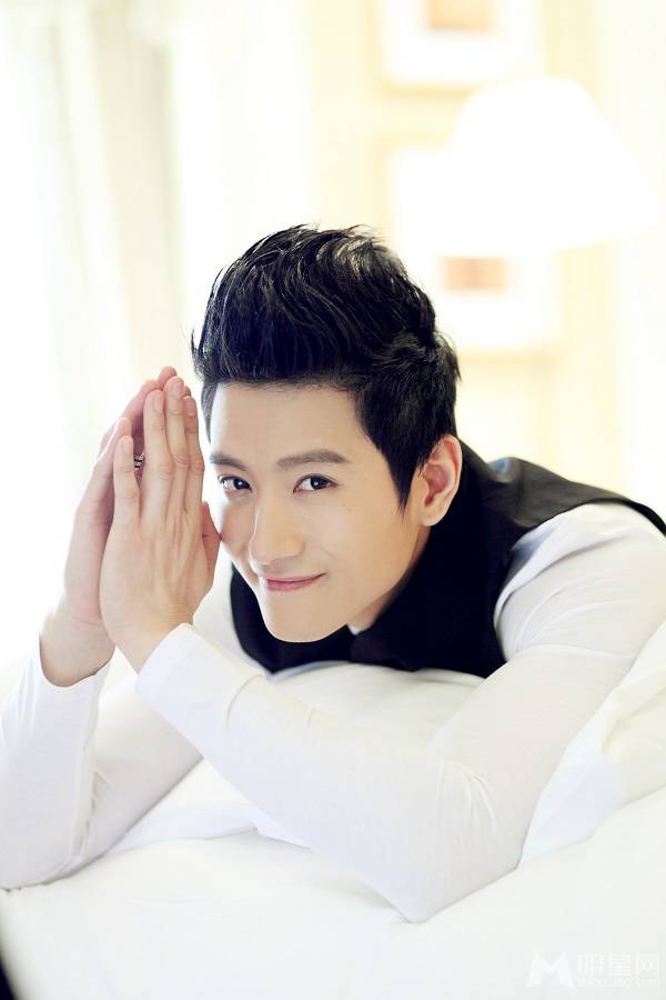 中国时尚男星张峻宁俊美写真照