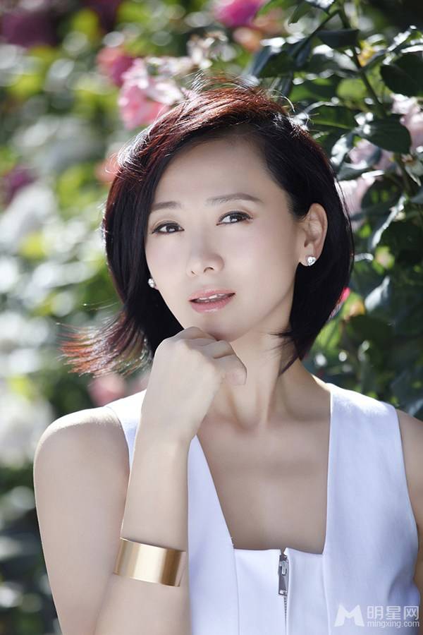 影视演员翁虹人比花俏似青春少女