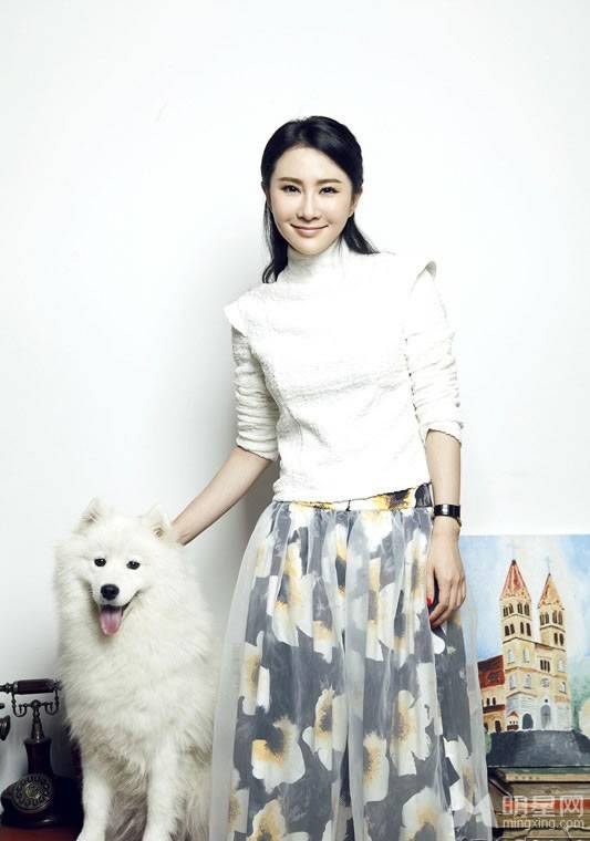 演员石天琦时尚优雅宠物写真照片