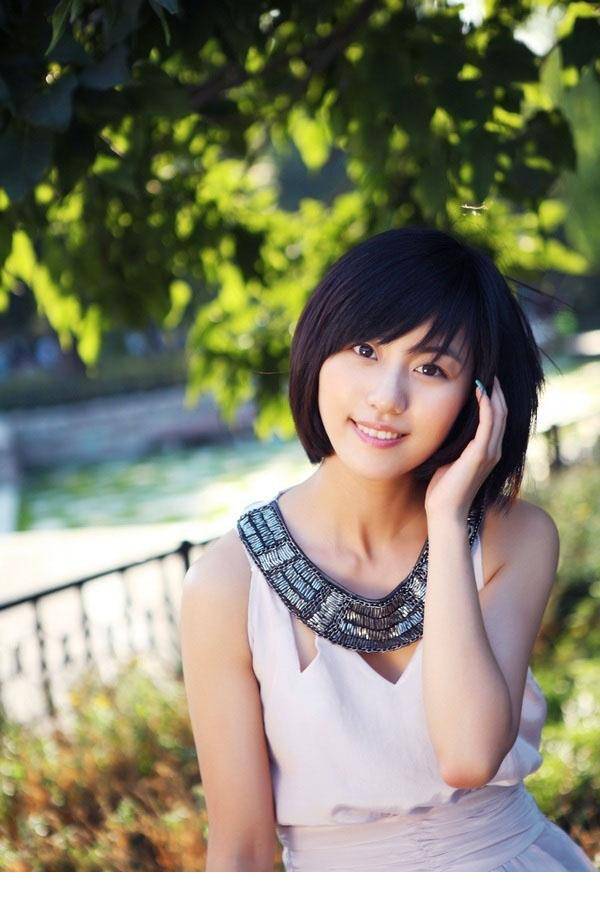 小清新女演员张馨心时尚写真照