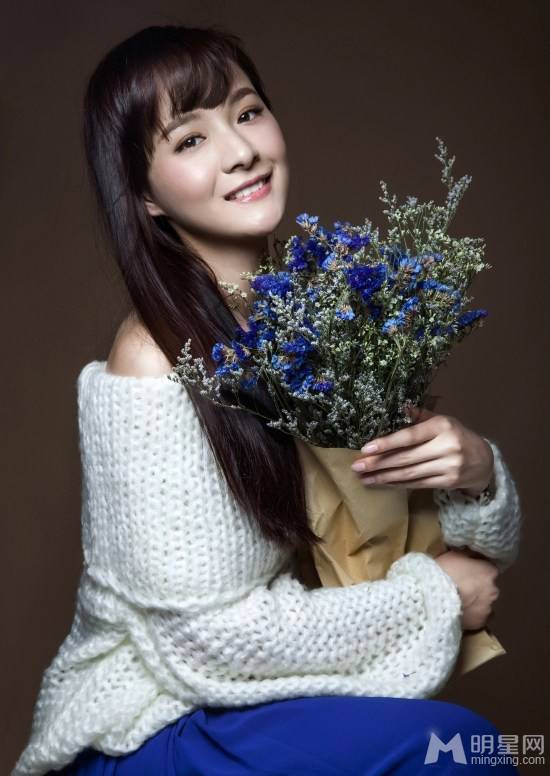 北影学霸校花李依伊小露香肩性感迷人