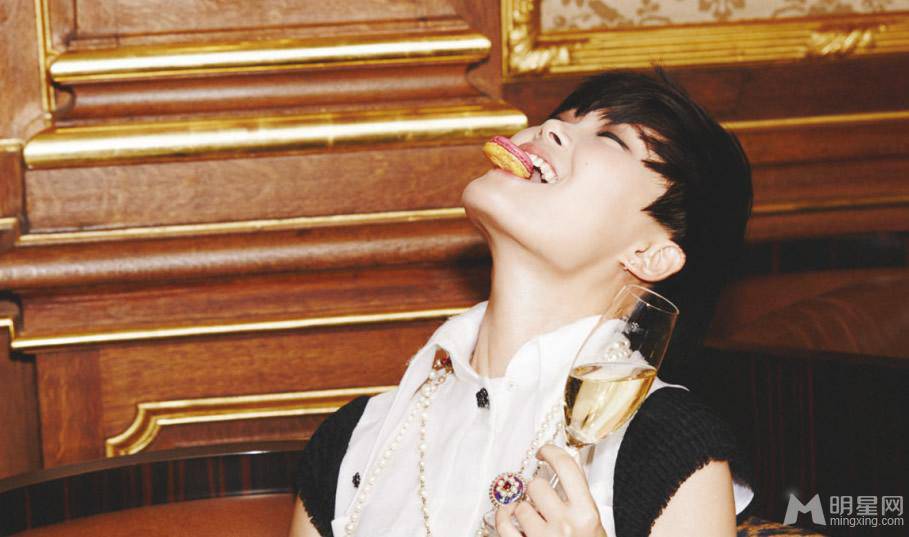 亚洲十大女演员李宇春时尚俏皮写真