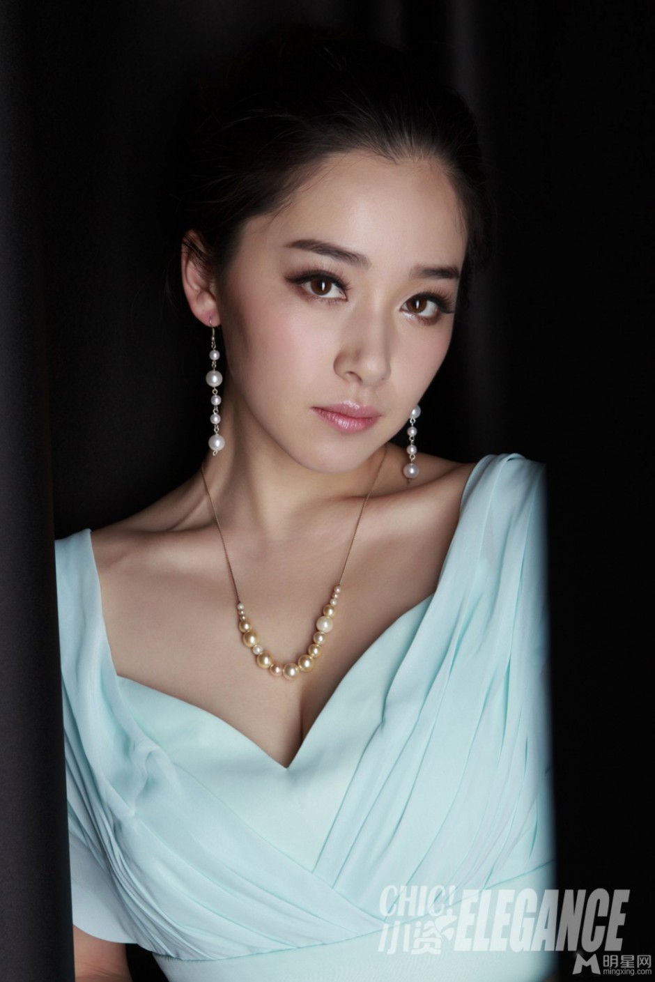 内地新生代女星阚清子优雅气质杂志写真