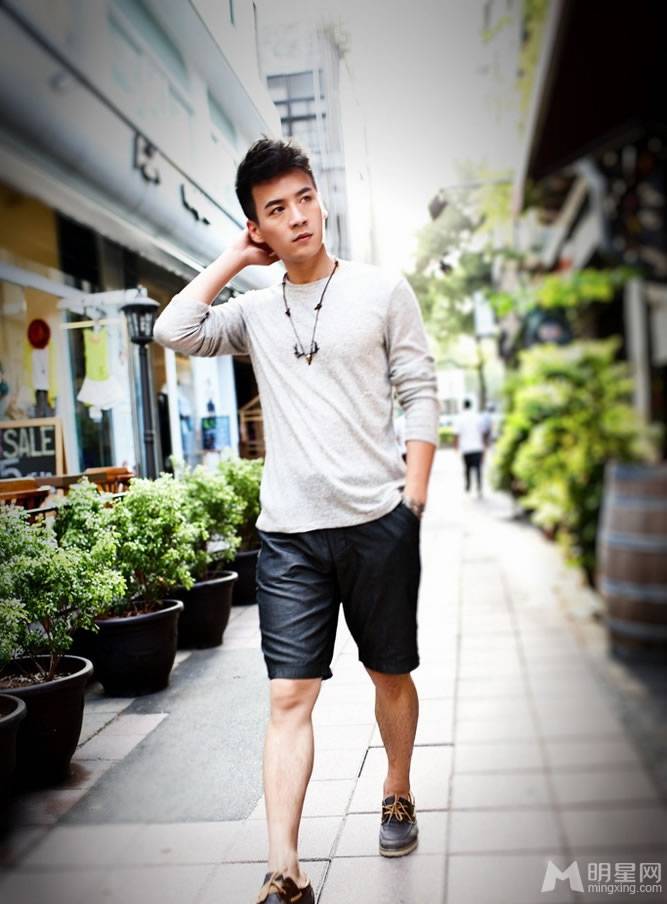 花样美男魏千翔时尚清新街拍