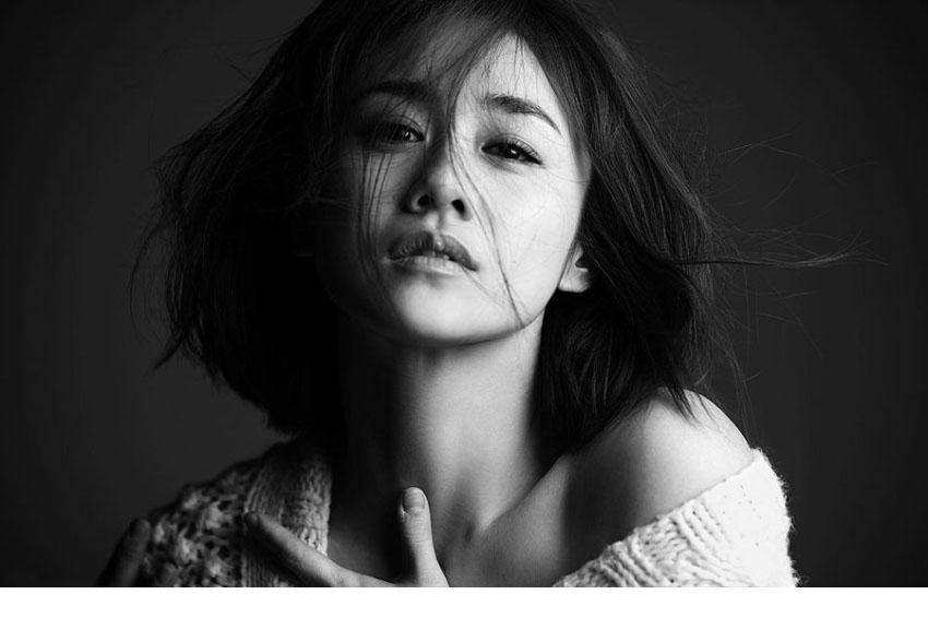 刘云半露香肩大胆诱惑写真图片