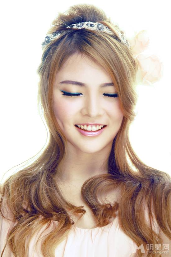 甜美气质美女邬祯琳化身公主拍写真