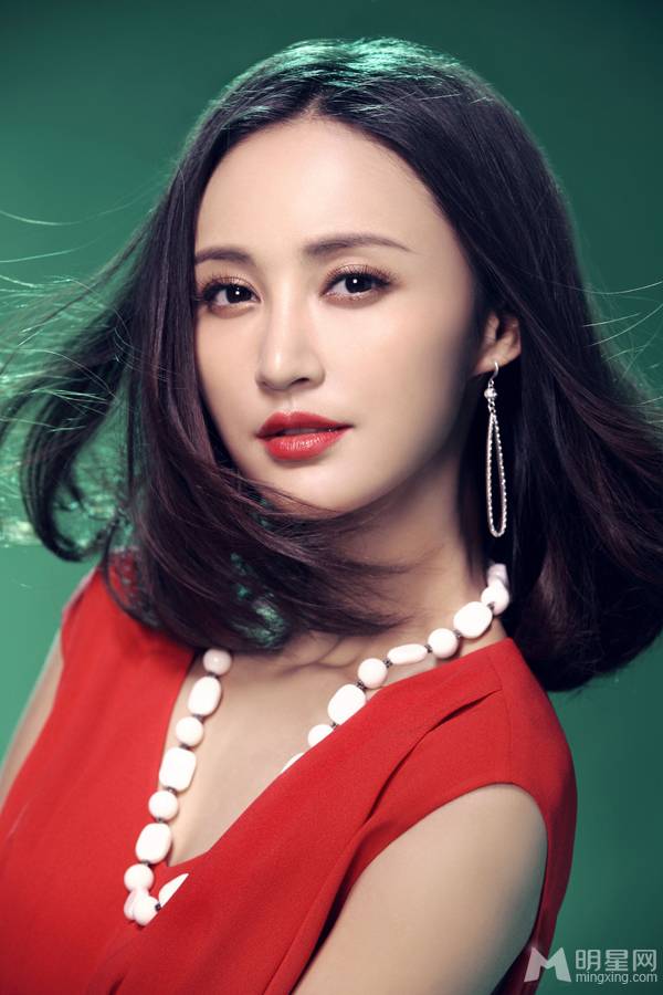 中国美女明星张歆艺优雅时尚写真
