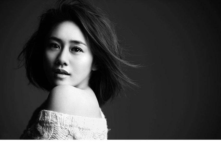 刘云半露香肩大胆诱惑写真图片