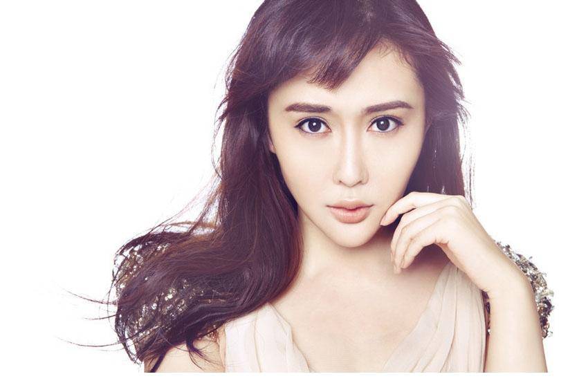 90后漂亮女星陈美行深V性感诱惑写真