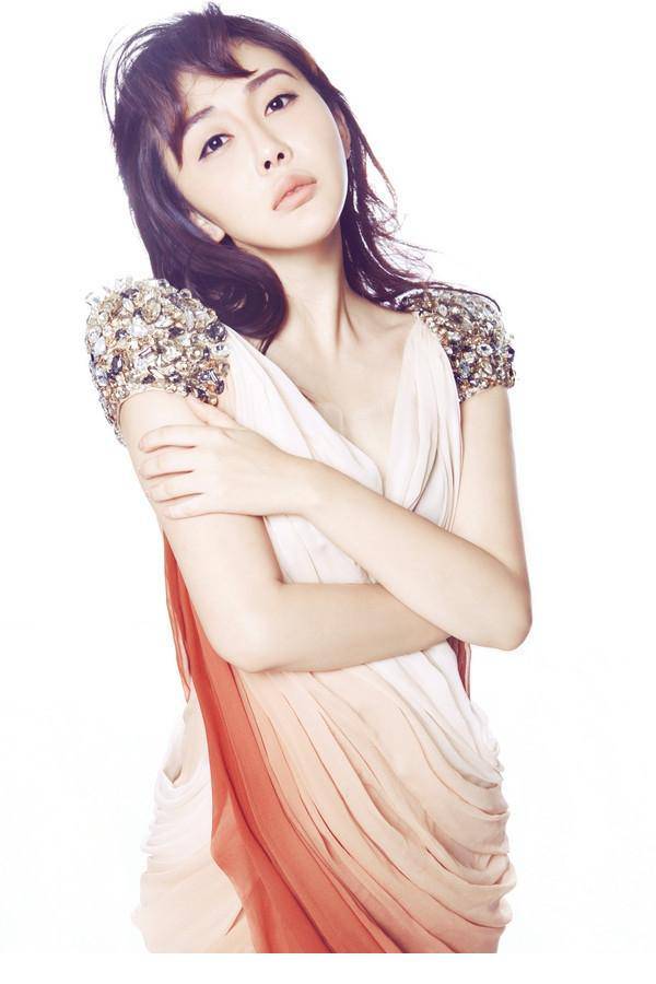 90后漂亮女星陈美行深V性感诱惑写真