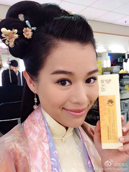 胡杏儿结婚后微博晒个性美照